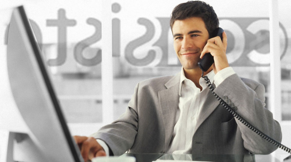 Atención personalizada en Boadilla. Su ordenador en buenas manos Un hombre al teléfono. Atención personalizada en Boadilla. Su ordenador en buenas manos